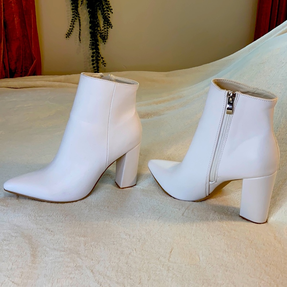 White boots (7 1/2)